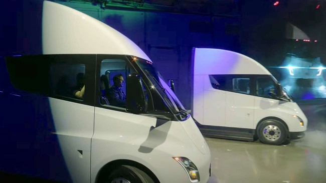 Elon Musk prezanton modelet e para të kamionëve Tesla