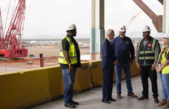 Prodhuesi i çipave të iPhone investon 40 miliardë dollarë në fabrikën e Arizonës, Joe Biden përshëndet projektin