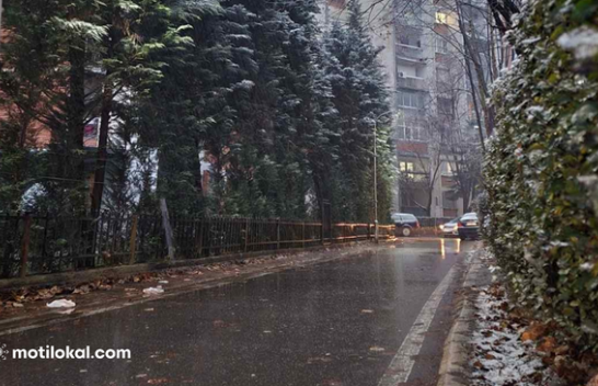 Dimri po troket, bie borë në Kosovë