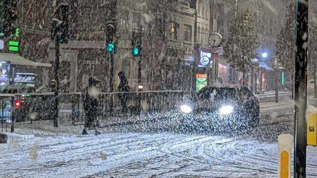 I ftohti polar godet Evropën, një tjetër viktimë në Britaninë e Madhe, probleme edhe në Francë
