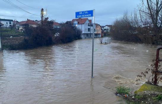 Vërshime në Gjilan, rrugët dhe shtëpitë i merr uji