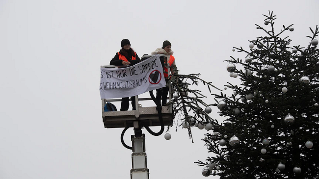 Aktivistët gjermanë të klimës prenë pemën e Krishtlindjes në Berlin