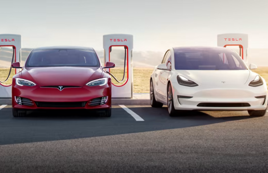 Elon Musk ofron 9 mijë kilometra mbushje falas për këdo që blen veturë Tesla