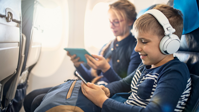 Pse duhet t’i ndalim telefonat dhe pajisjet elektronike gjatë ngritjes dhe uljes së aeroplanit?