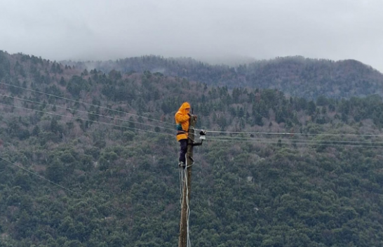Shi dhe erë e fortë, probleme me energjinë elektrike në disa zona të Shqipërisë