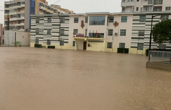 Shtrëngata me reshje shiu, disa rrugë mbulohen nga uji në Lezhë