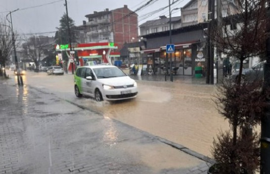 Reshje të mëdha shiu, rrugët e Pejës vërshohen nga uji