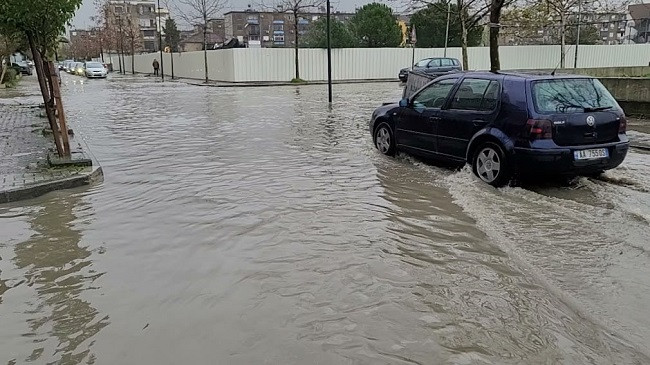 Përmbyten rrugët në Durrës nga reshjet e shiut