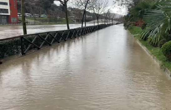 Lumi Drin del nga shtrati, uji mbulon rrugët e qytetit të Lezhës
