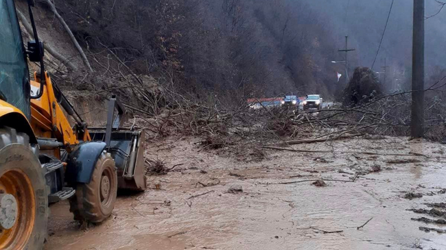 Pas reshjeve të dendura të shiut, ministri Aliu merr masa për pastrimin e rrugëve