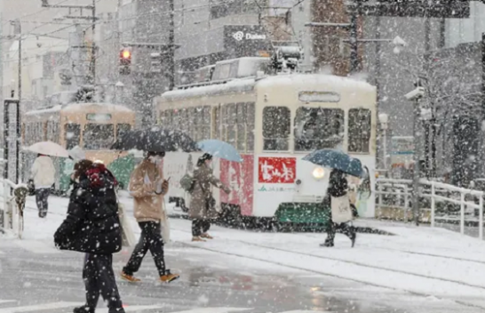 Bora e madhe shkakton kërdi në Japoni, ndërsa i ftohtit ekstrem po përfshin Azinë