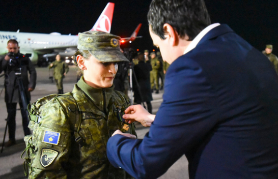 Ushtarët e FSK-së kthehen nga Turqia, priten në aeroport nga kryeministri Kurti