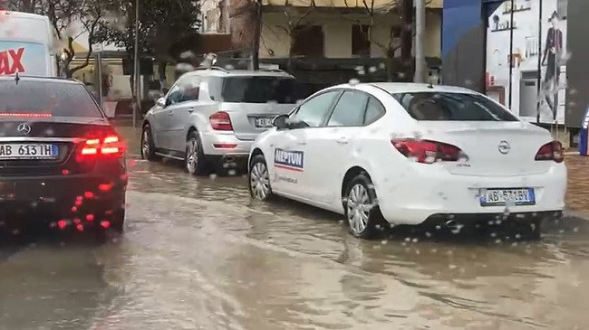 Reshje të mëdha shiu në Lezhë, vërshohen rrugët