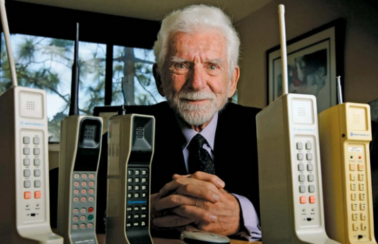 Celularët e ardhshëm do të integrohen në veshin tonë, thotë 'babai' i telefonit