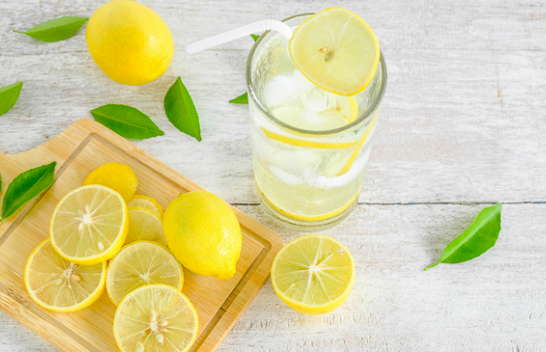 Çfarë ndodh me trupin tuaj kur pini ujë me limon çdo ditë?