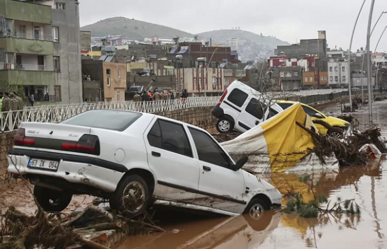 Turqi, përmbyten zonat e prekura nga tërmeti, humbin jetën 14 persona