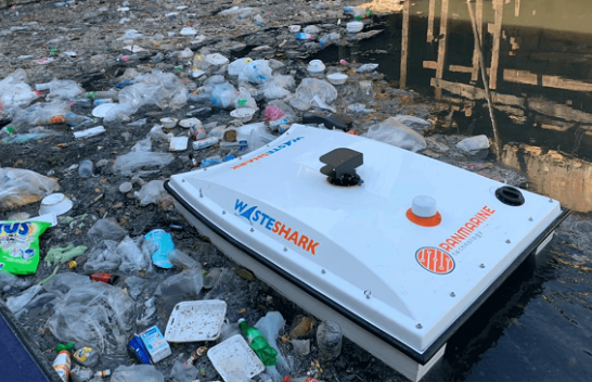 ‘Peshkaqeni i mbeturinave’, roboti që pastron mbeturinat e plastikës në ujëra