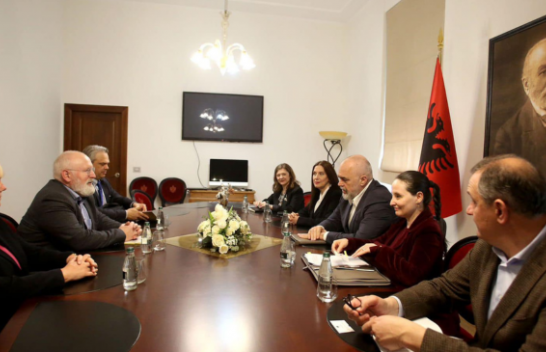 Kumbaro: KE mbështet mbrojtjen e mjedisit dhe reduktimin e plastikës njëpërdorimshe