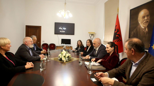 Kumbaro: KE mbështet mbrojtjen e mjedisit dhe reduktimin e plastikës njëpërdorimshe