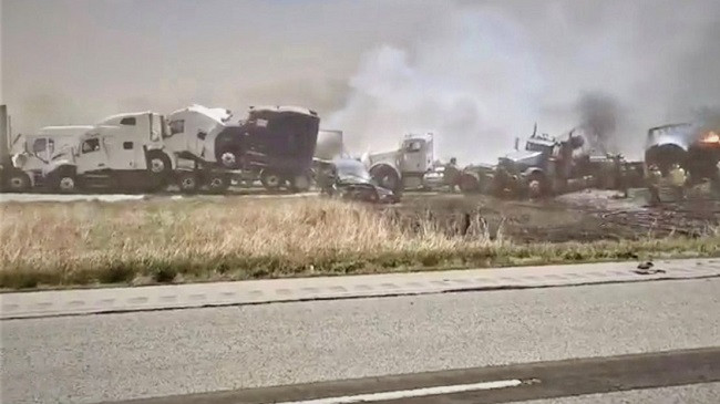 Stuhia e pluhurit shkakton përplasje të tmerrshme zinxhirore në Amerikë [Video]