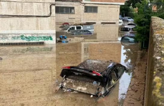 Pas të nxehtit përvëlues, Spanja goditet nga shirat e rrëmbyeshëm