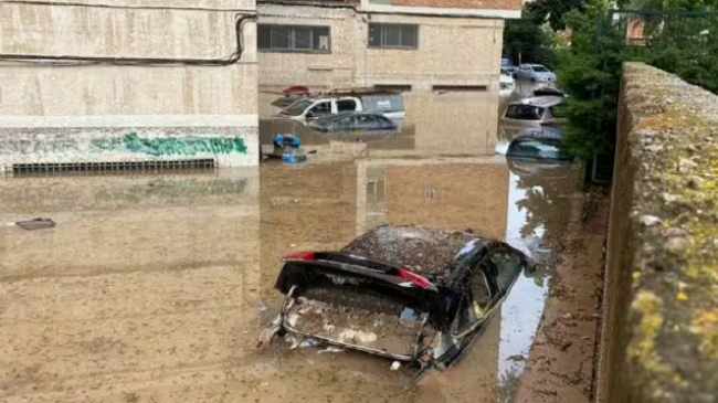 Pas të nxehtit përvëlues, Spanja goditet nga shirat e rrëmbyeshëm
