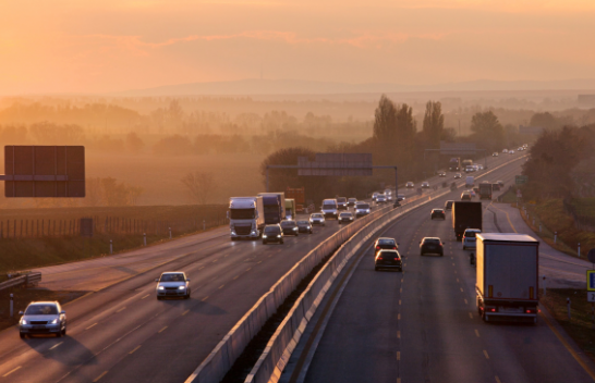 Emetimet e karbonit nga transporti janë ende në rritje