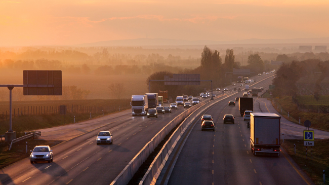 Emetimet e karbonit nga transporti janë ende në rritje
