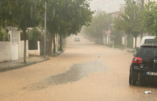Shiu ‘bën kërdinë’ në Kuçovë/ VIDEO