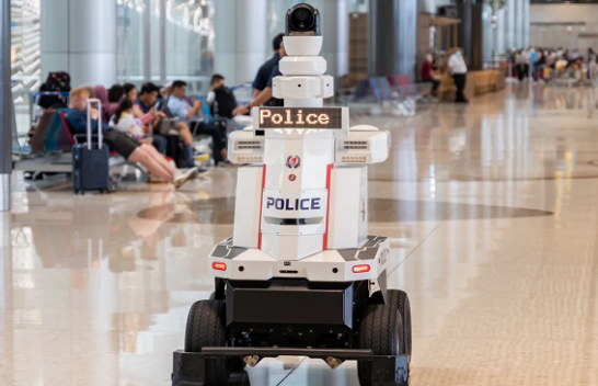 Singapori prezanton policët robotë: Ata do të patrullojnë aeroportin dhe do të ndihmojnë forcat e sigurisë