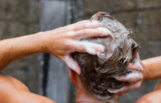 Sa shpesh duhet t'i lani flokët? Çfarë thonë ekspertët?