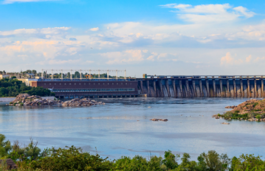 Tonelata naftë derdhen në lumin Dnieper të Ukrainës