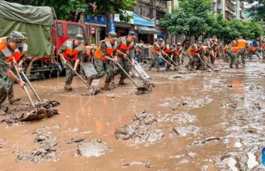 15 të vdekur dhe dhjetëra mijëra të zhvendosur nga përmbytjet në Kinë