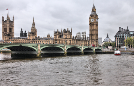 Valët e të nxehtit në Evropë duke shkaktuar erëra të forta, shi të dendur në Britaninë e Madhe
