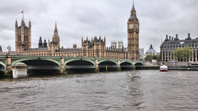 Valët e të nxehtit në Evropë duke shkaktuar erëra të forta, shi të dendur në Britaninë e Madhe