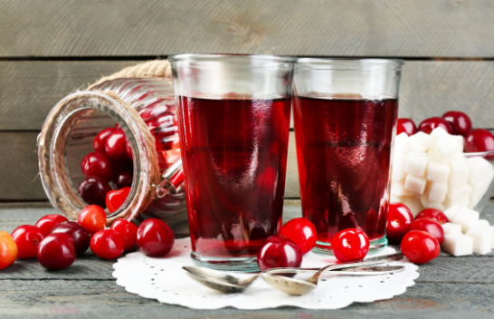 Pije freskuese verore: Bëni një komposto të shijshme qershie pa konservues dhe limonadë