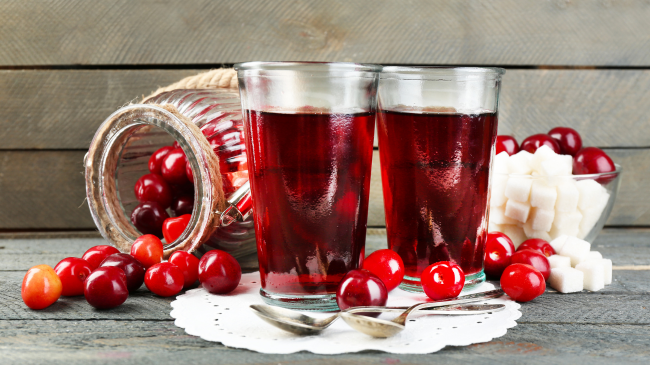 Pije freskuese verore: Bëni një komposto të shijshme qershie pa konservues dhe limonadë