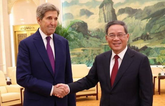 I dërguari i SHBA-së për klimën John Kerry diskuton masat mjedisore me krerët kinezë