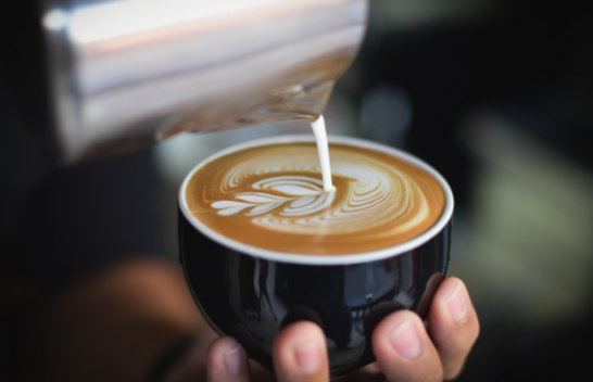 Ju e nisni ditën me kafe, a është vendimi i duhur? Ekspertët zbuluan kohën ideale për këtë pije