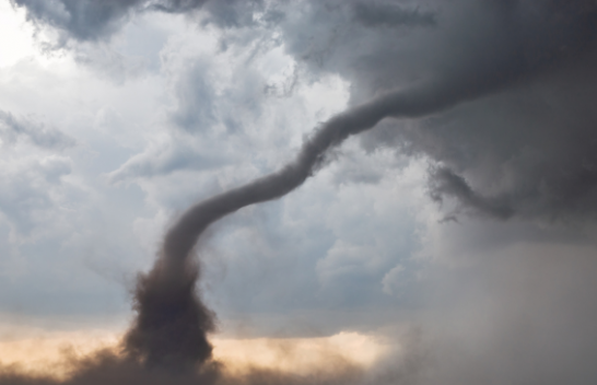 Gjithçka fluturon në ajër! Një tornado e fuqishme godet Kinën