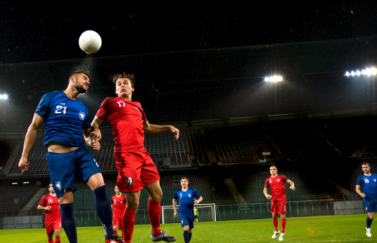 Goditje me kokë mund të dëmtojnë trurin e futbollistëve!