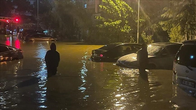 Stamboll, dy të vdekur nga përmbytjet