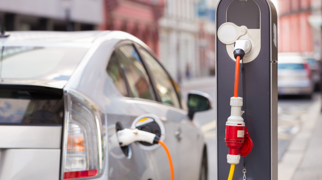 Një në pesë vetura të shitura në 2023 do të jetë elektrike, tregon raporti i ri