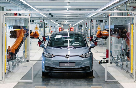 Volkswagen ndërpret prodhimin e automobilave