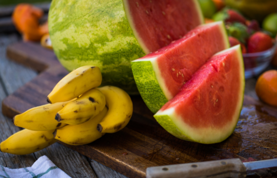 A e dini pse duhet t'i lani bananet dhe shalqirin para se t'i qëroni?