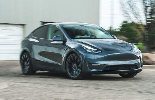 Tesla ul sërish çmimet: Beteja për tregun në favor të klientëve
