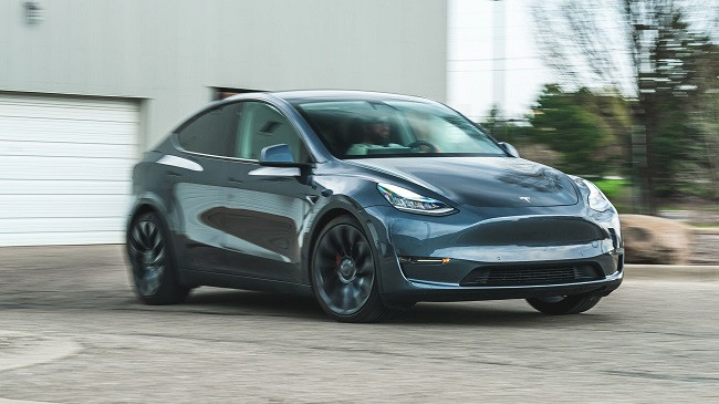 Tesla ul sërish çmimet: Beteja për tregun në favor të klientëve