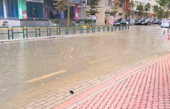Rrugët në Durrës vërshohen nga uji si pasojë e reshjeve të shiu
