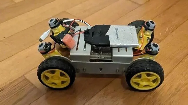 Shpiket roboti që e bën ‘xixë’ rërën e plazhit