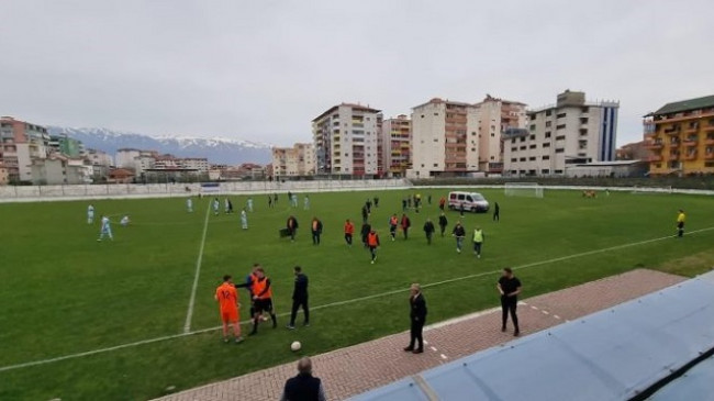 Fizioterapistja i shpëton jetën futbollistit gjatë ndeshjes Pogradeci-Butrinti